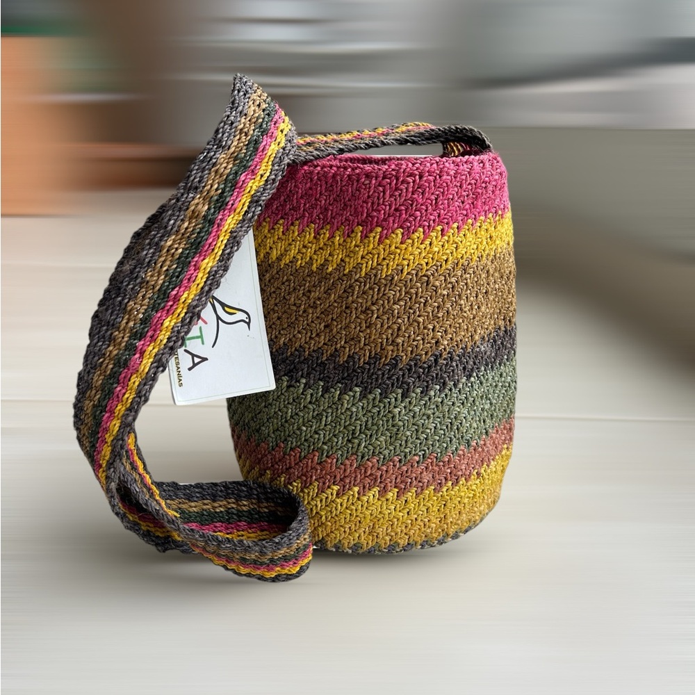 Hermosa mochila tejida multicolor